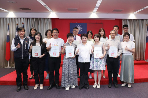 4度蟬聯全國第一！台中「閱讀教育績優」榮獲15大獎 盧秀燕親自頒獎表揚