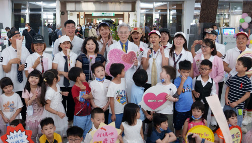 跨世代同台獻愛！ 中榮千歲志工團攜手幼兒園萌娃  共慶母親節