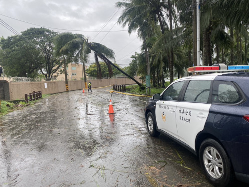 旗山分局風雨中展現愛無礙  240警力緊急應對丹娜絲災情