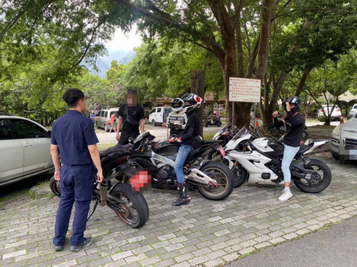 南橫公路天晴遊客湧現  六龜警即時交安宣導防範落石危機