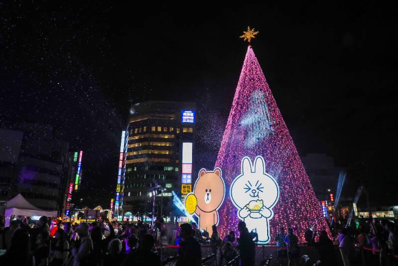 點亮16公尺「甜蜜音樂盒」耶誕樹 台中耶誕絢麗開幕   盧秀燕大讚全國最好看！ 