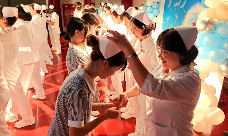華醫護理系加冠傳光宣誓 薪傳南丁格爾精神