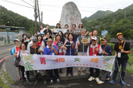 新北婦女中心培訓導覽員為遊客解說「菁桐女路」見證女性堅毅的足跡