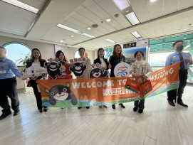 高雄機場迎三航線首航  航空立委許智傑迎旅客