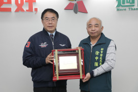 都發局長徐中強退職  黃偉哲頒感謝牌肯定卓著貢獻