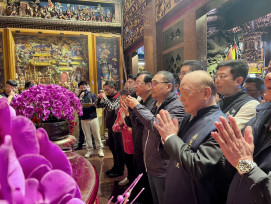 侯友宜中和烘爐地參拜 為土地公暖壽祝賀
