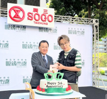 坤達現身臺中擔任眼鏡品牌一日店長   貼心為粉絲推薦最Fit眼鏡款式