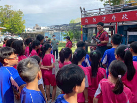 岡山消防分隊校園宣導 前峰國小師生體驗消防裝備