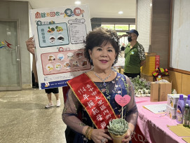 感謝母親付出！中市清潔隊贈多肉盆栽向模範母親致敬