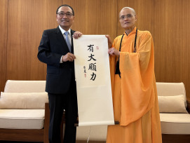 市長侯友宜法鼓山禮佛、浴佛 祈願市政推動順利 百姓安居樂業