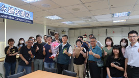 媽咪｢尚鶴｣！南市教育局長鄭新輝親送火鶴花祝大家母親節快樂
