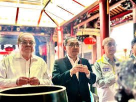 侯友宜三重為神農大帝暖壽 盼三峽車禍案亡者安息、傷者早日康復