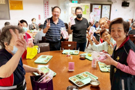 愛心傳情、馨獻母親　八德榮家贈康乃馨祝福住民長輩暨同仁母親節快樂