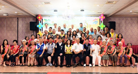 旗山區公所舉辦114年母親節表揚大會   區長莊家柔親頒獎牌致敬