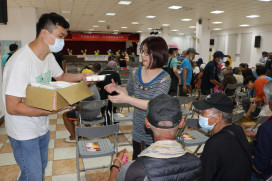 粽愛飄香慶端午 善悅協會及仕招基金會等關懷街友