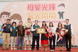南市慶祝母親節「母愛光輝 馨光閃閃」  黃偉哲表揚57位母親代表感謝付出