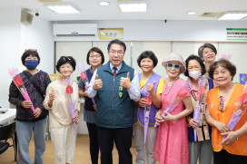 台南市長黃偉哲致贈火鶴花「乎好」 祝福台南媽媽們母親節快樂