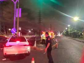 深夜自撞分隔島！小港警迅速處理沿海路交通事故