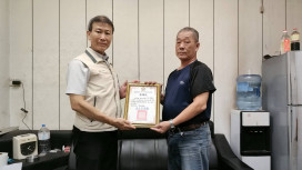 臺南榮服處感謝企業董座施賜東捐助遺孤認養金