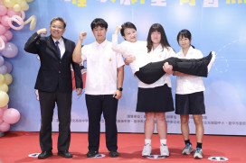 市長被公主抱！中市表揚8043位市長獎學生 盧秀燕超配合擺拍  最萌合影曝光