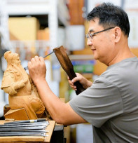 木雕大師陳啓村：藝由心生作品形神兼備 獨創新藝