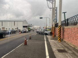 岡山警迅速排除男子超車釀禍撞變電箱除事故  