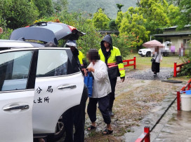 六龜山區土石流警報拉響  警方緊急疏散保安全