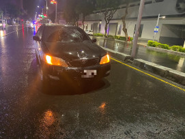 苓雅區深夜車禍！19歲騎士五福路遭撞送醫