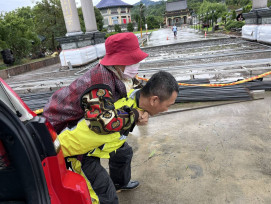 甲仙消防隊不畏風雨   協助進行預防性撤離