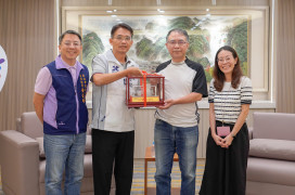 歐陽秋月捐贈高頂復康巴士 生前有遺願 兄長代為圓夢