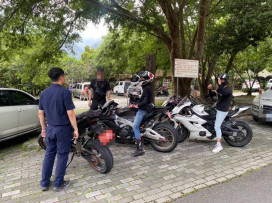 南橫公路天晴遊客湧現  六龜警即時交安宣導防範落石危機