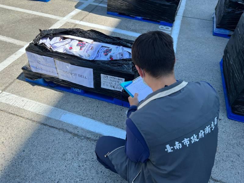 臺南市政府衛生局監督銷毀進口冷凍莓果產品