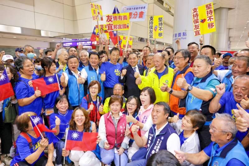 訪美返台數百鄉親熱情接機 侯友宜:與國人一起贏回中華民國的永續繁榮