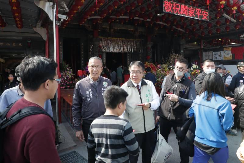 灣裡萬年殿迎春盼國泰民安 黃偉哲初二走春拜廟祈福 