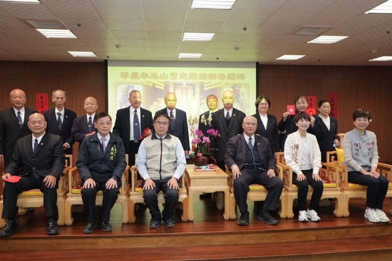 年初三南化寶光聖堂發春節紅包 黃偉哲祈求未來市政順利 國泰民安