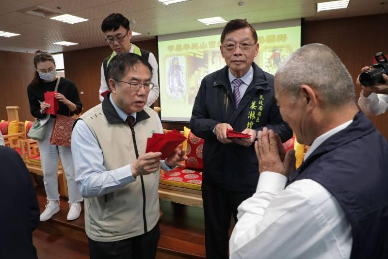 年初三南化寶光聖堂發春節紅包 黃偉哲祈求未來市政順利 國泰民安