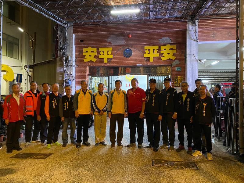 臺南市義消總隊長率隊慰勞執行台南燈會安全維護消防人員