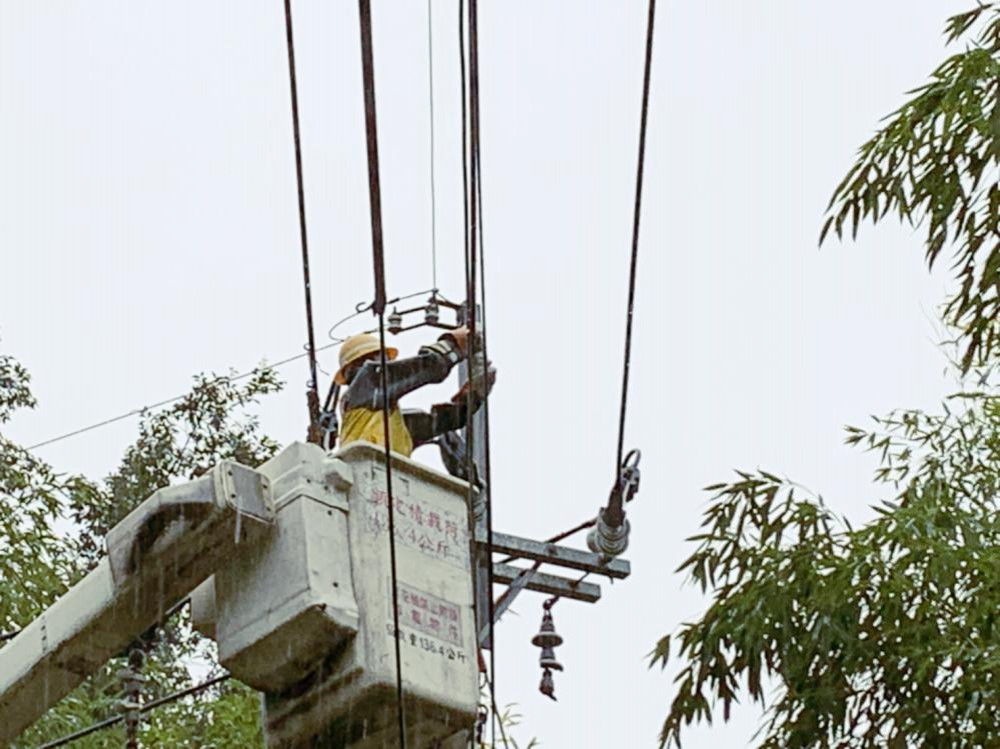 凱米颱風重創新竹山區　台電新竹處增派人力機具搶修力拼今全面復電