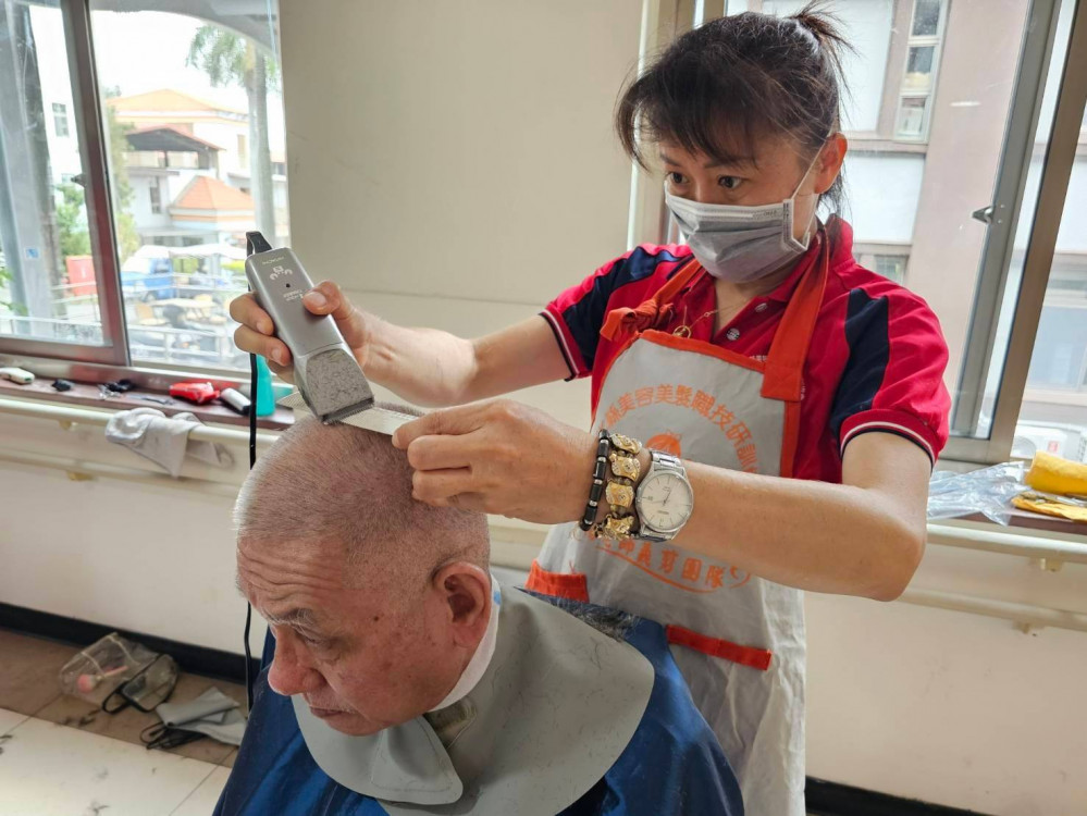 楊老師義剪團展愛 彰化榮家長輩清涼一夏