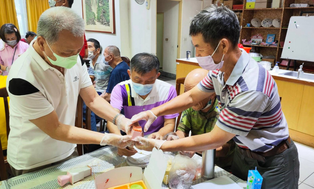 彰化榮家長輩手作綠豆糕 住民享消暑健康美食