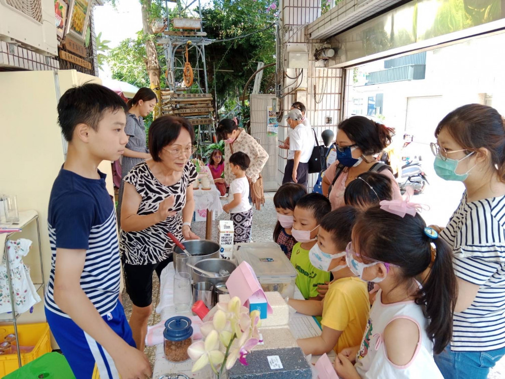 中市退休2師榮獲教育奉獻獎   教育局長蔣偉民：樹立退而不休典範