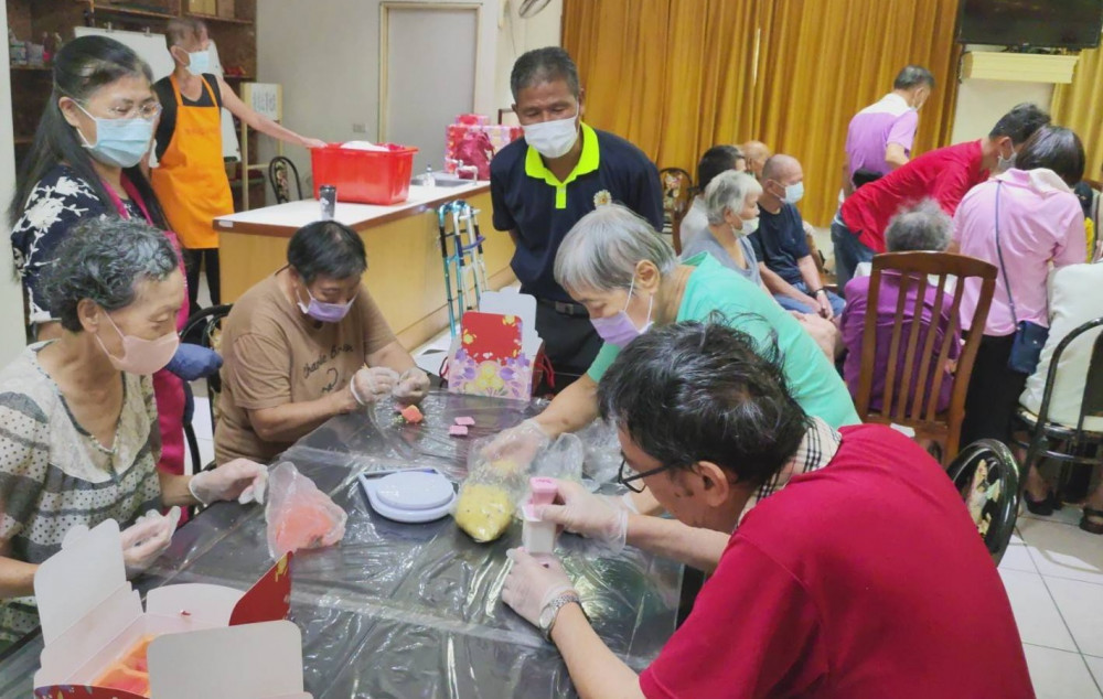 彰化榮家長輩手作綠豆糕 住民享消暑健康美食