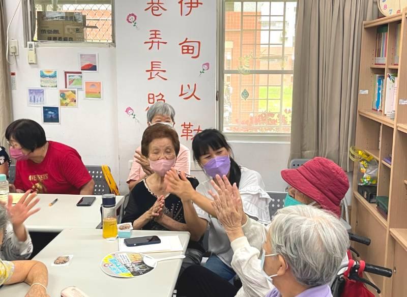 南市社會局首辦身心靈陪伴員  黃偉哲鼓勵長者自主全面照顧
