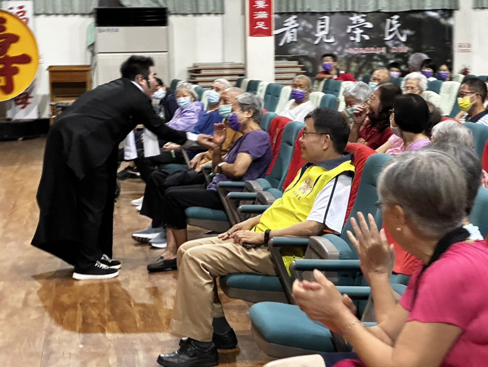 中彰榮家住民樂開懷 橘子泥劇團助榮家爺奶憶當年