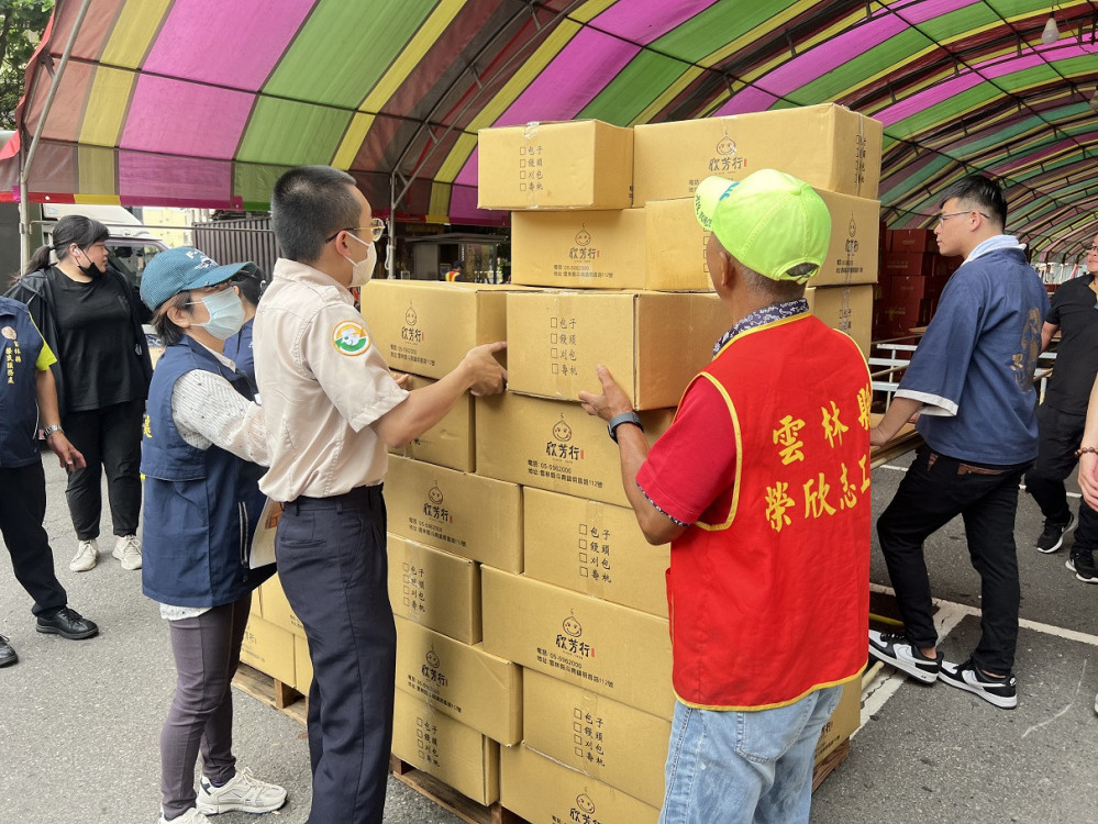 北港武德宮捐贈雲林榮服處物資關懷榮民眷