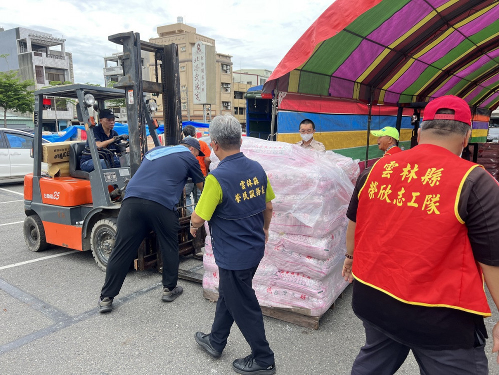 北港武德宮捐贈雲林榮服處物資關懷榮民眷