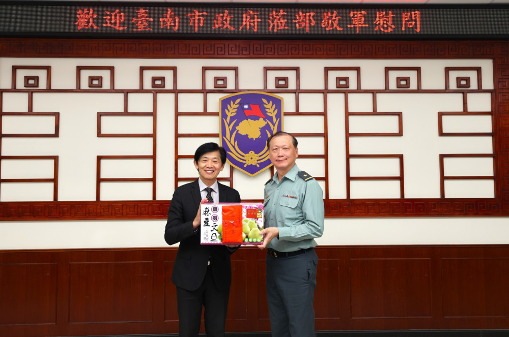 南市葉澤山率市府團隊秋節慰問陸軍八軍團駐臺南區國軍官兵