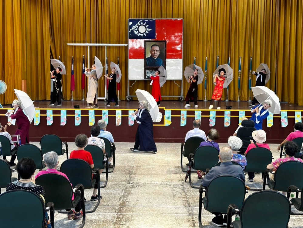 橘子泥劇團彰化榮家巡演公益 住民歡唱老歌憶當年