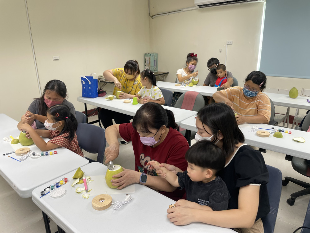南巿社會局東區社福中心歡慶中秋 邀請親子共製柚子燈 