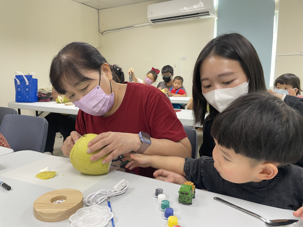 南巿社會局東區社福中心歡慶中秋 邀請親子共製柚子燈 